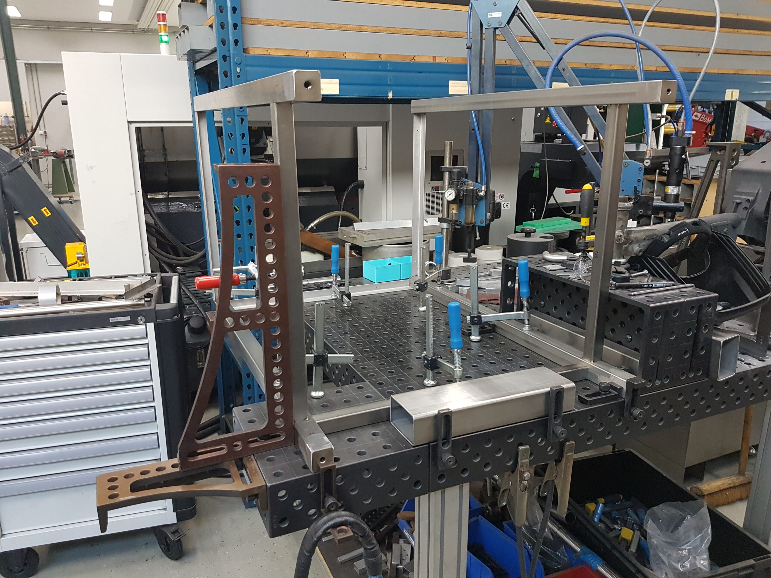 op maat gemaakt RVS frame op lastafel