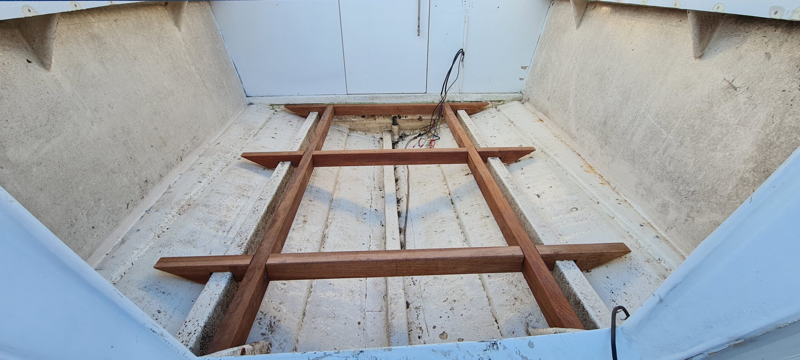 nieuwe houten constructie bootvloer met houtverbindingen