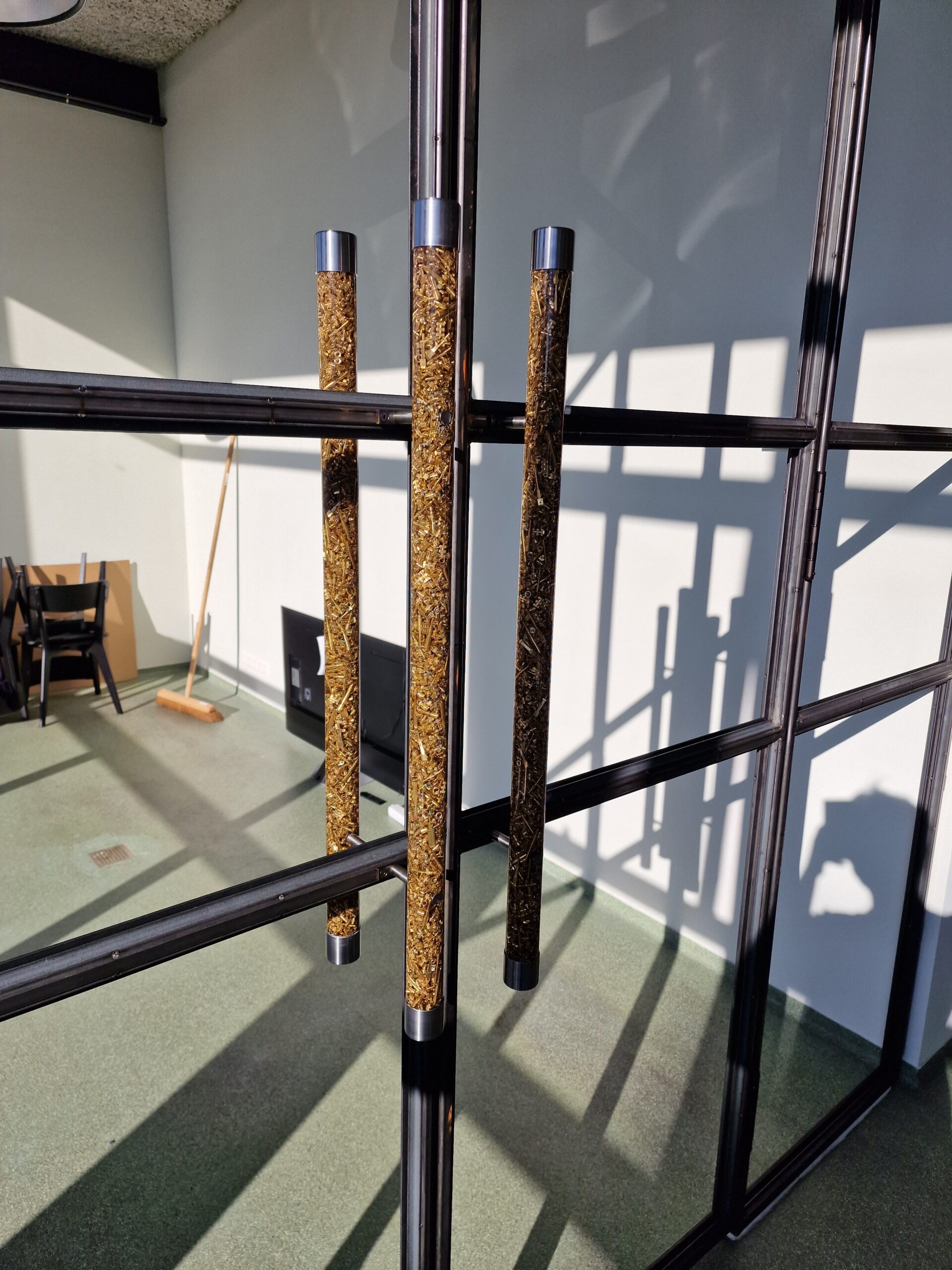 epoxy deurhandgrepen uit 1 stuk gegoten met messing onderdelen.