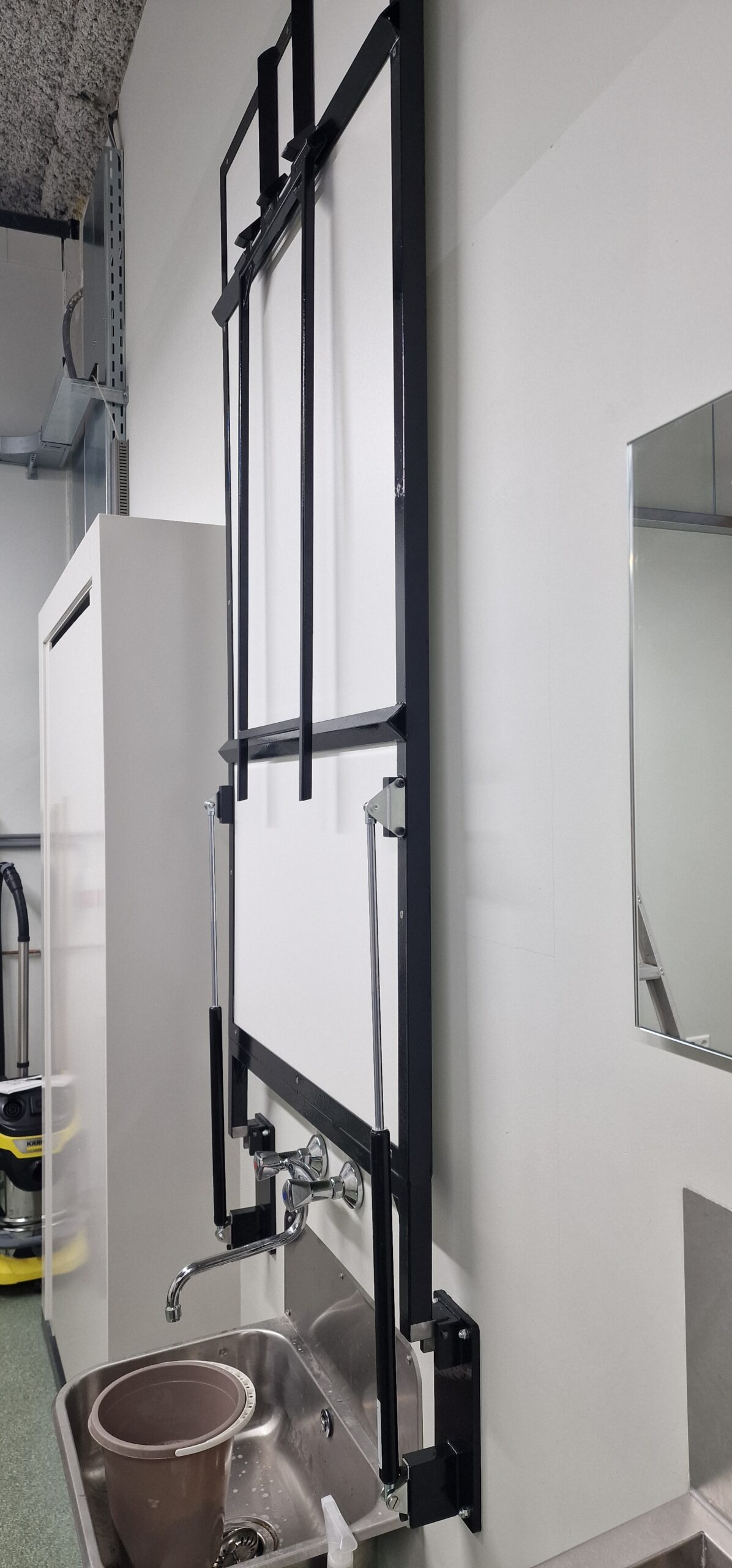 tegen de muur opklapbare wastafel met gasveren