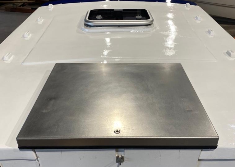 nieuwe dekluik en dakraam op een boot