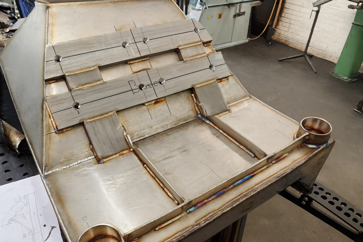 TIG-laswerk aan grote RVS trilbak / goot